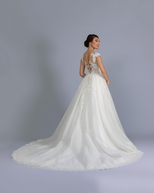 Elegancka panna młoda w sukni ślubnej