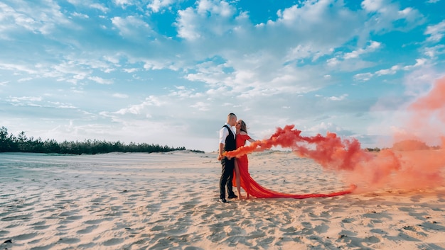 Elegancka Urocza Para Pozuje Na Plaży