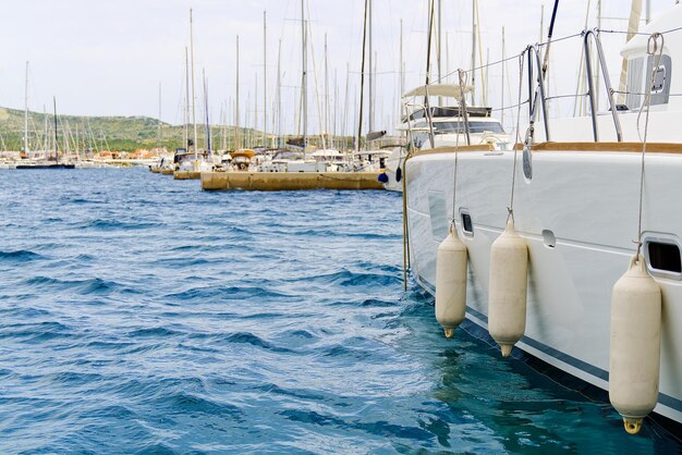Elegancka żaglówka na jachtach marina i łodzie zacumowane na molo na jachcie w marinie chorwacja