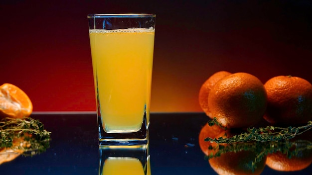 Zdjęcie elegancki alkoholowy koktajl na blacie z pomarańczami i rozmarynkiem.