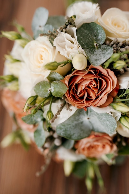 Elegancki bukiet ślubny ze świeżych naturalnych kwiatów i zieleni