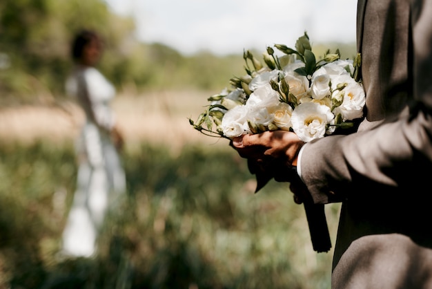 Elegancki bukiet ślubny ze świeżych naturalnych kwiatów i zieleni