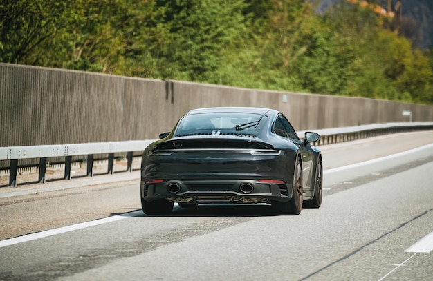 Elegancki czarny nowoczesny dwudrzwiowy niemiecki roadster Zupełnie nowy czarny luksusowy samochód sportowy carrera na autostradzie