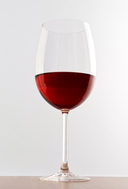 Elegancki kieliszek czerwonego wina