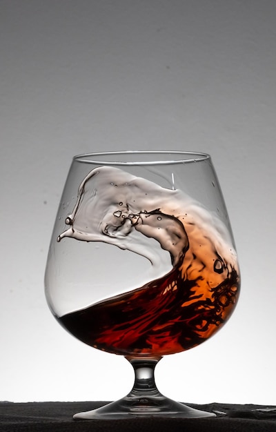 Elegancki kieliszek wina rozpryskujący się z kubka