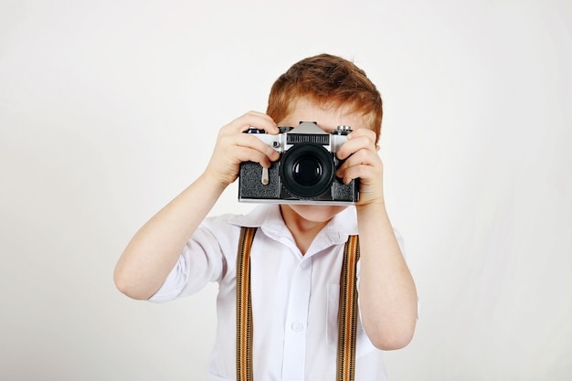 Elegancki Mały Fotograf Z Szelkami I Analogową Kamerą Na Kliszę