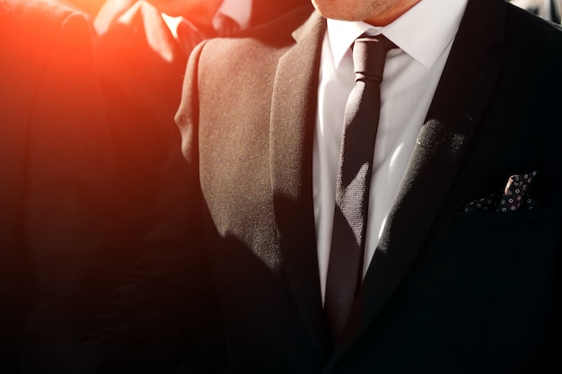 Elegancki mężczyzna z krawatem
