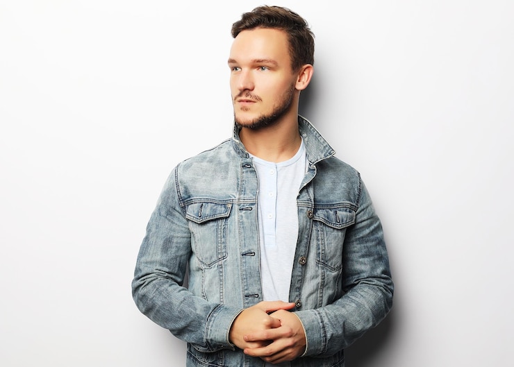 Zdjęcie elegancki, młody, przystojny mężczyzna, portret mody w studiu.