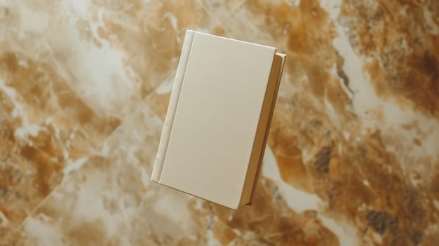 elegancki model pustej książki przedstawiony na luksusowym marmurowym tle