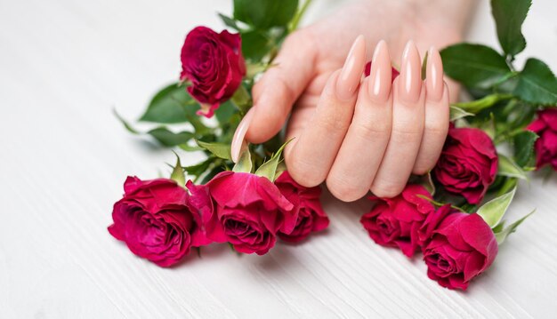 Elegancki pastelowy różowy naturalny manicure