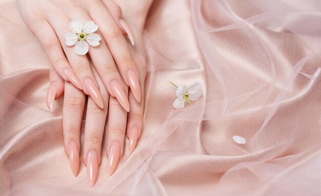 Elegancki pastelowy różowy naturalny manicure