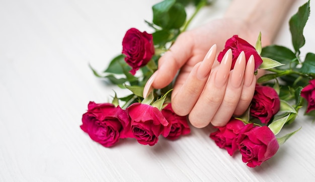 Zdjęcie elegancki pastelowy różowy naturalny manicure