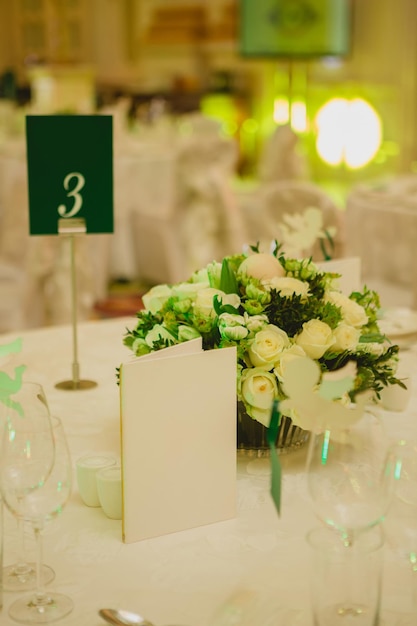 Elegancki stół nastawiony na bankiet weselny