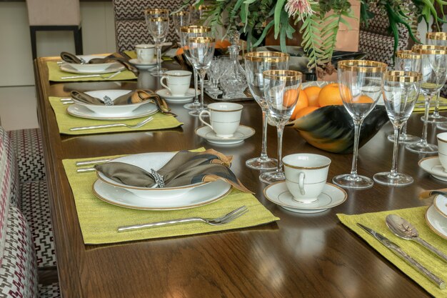 Elegancki stół ustawiony w nowoczesnym stylu wnętrza jadalni