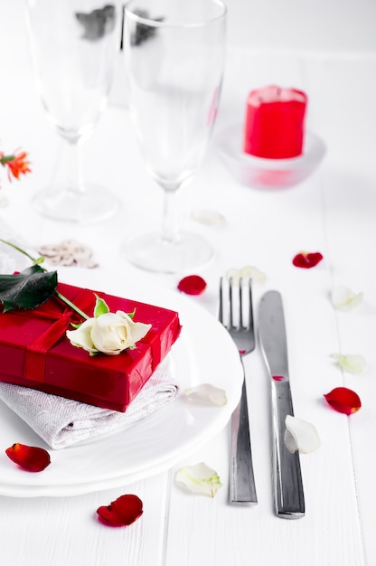 Elegancki świąteczny stół ustawienie z czerwoną wstążką prezent
