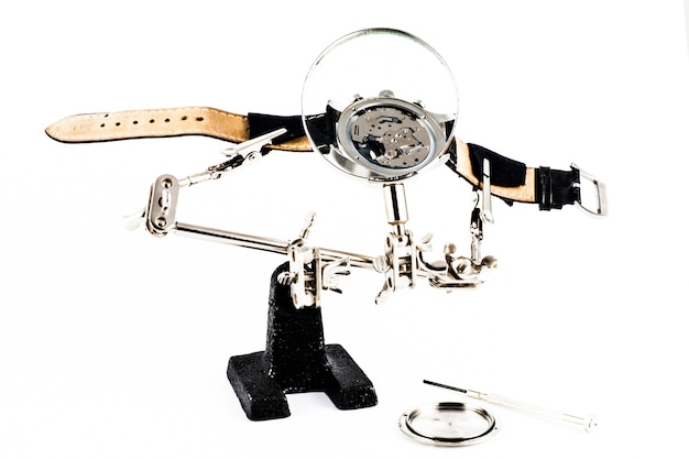 Elegancki Zegarek Naprawiony Przy Pomocy Lupy Z Trzema Uchwytami