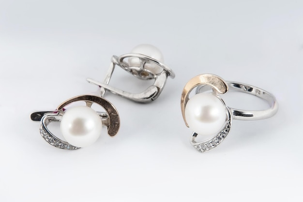 Elegancki zestaw biżuterii z białego złota pierścionek i kolczyki z diamentami Srebrny zestaw biżuterii z kamieniami szlachetnymi Koncepcja martwej natury produktu