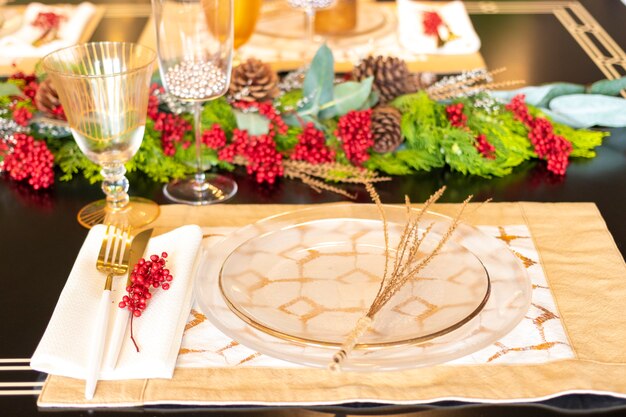 Elegancki zestaw stołowy na świąteczny obiad