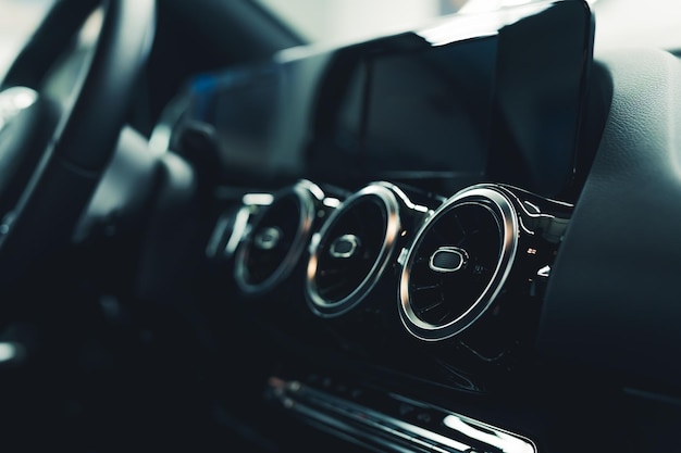 Eleganckie czarne wnętrze nowoczesnego samochodu sportowego z systemem klimatyzacji i nowoczesną technologią