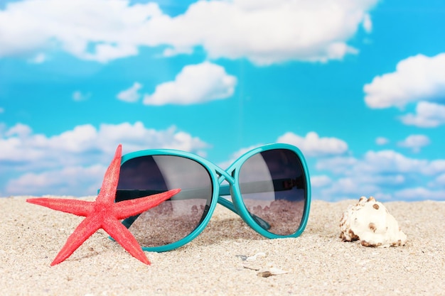 Eleganckie damskie okulary przeciwsłoneczne z rozgwiazdą i muszlą na plaży
