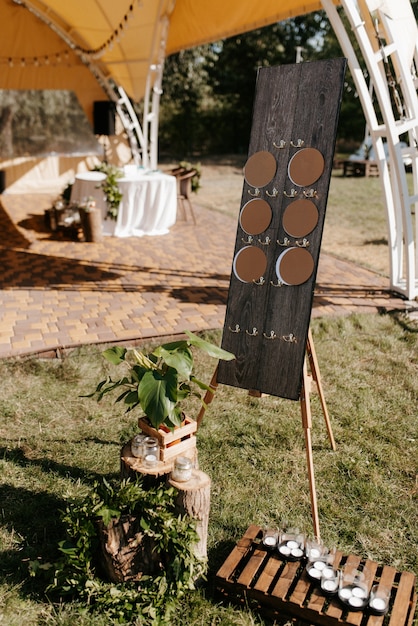 Eleganckie dekoracje ślubne wykonane z naturalnych kwiatów i zielonych elementów