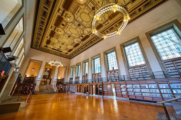Zdjęcie eleganckie klasyczne wnętrze biblioteki z ozdobnym żyrandolem i półkami na książki