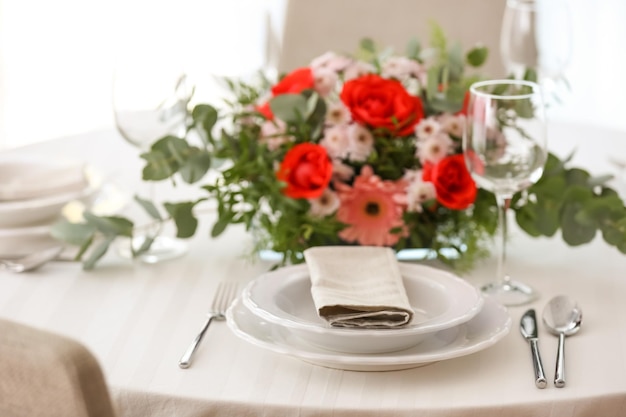 Eleganckie nakrycie stołu z pięknymi kwiatami