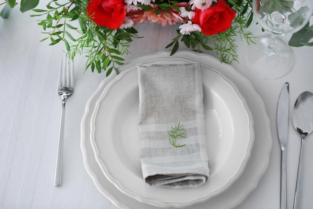 Eleganckie nakrycie stołu z pięknymi kwiatami