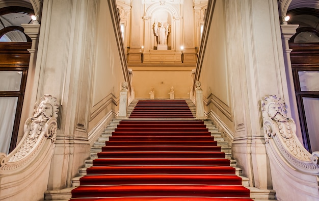 Eleganckie wejście w starym włoskim pałacu.