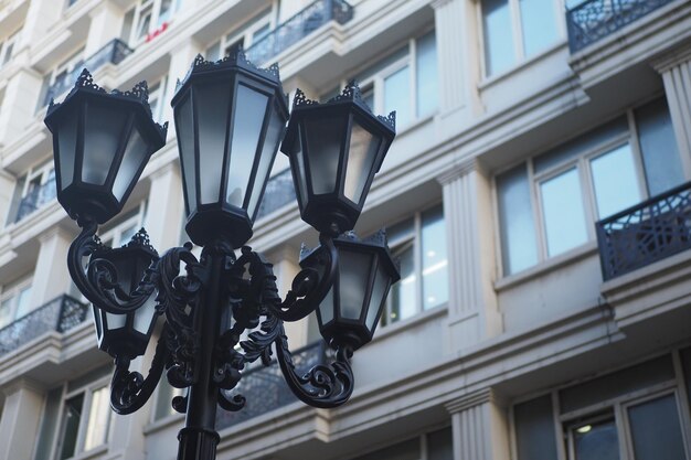 Zdjęcie elegantna lampa uliczna na tle budynku