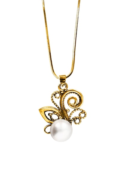 Zdjęcie elegantny perłowy wisiorek wiszący na złotym łańcuchu wyizolowanym nad białym