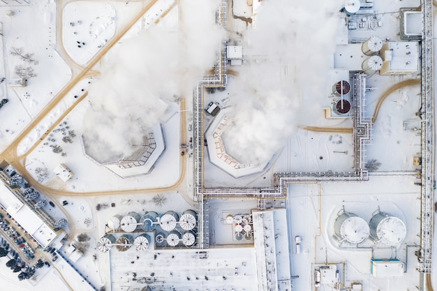 Elektrociepłownia zimą w Mińsku. Z wielkich kominów wydobywa się dym.