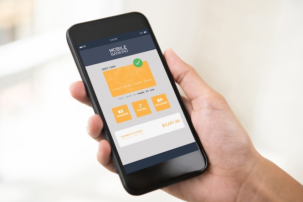 Elektroniczna aplikacja mobilna bankowości internetowej na ekranie smartfona