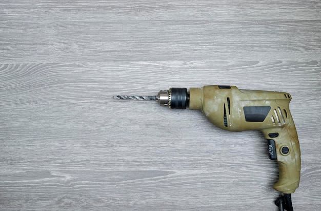 elektroniczne narzędzie ręczne do wiercenia śrubokrętem na drewnianym stole Koncepcja hobby budownictwa DIY