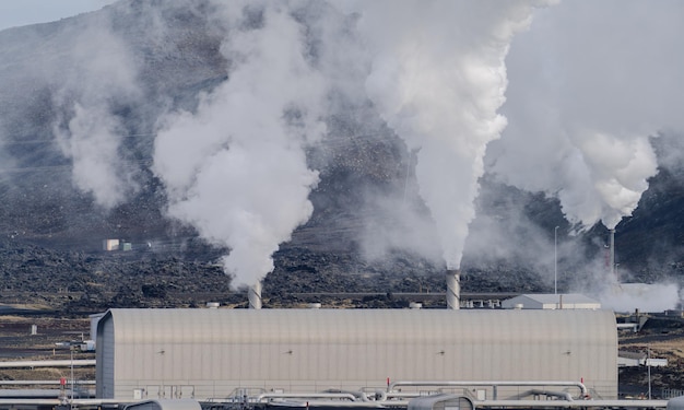 Elektrownia geotermalna z dymem w Islandii