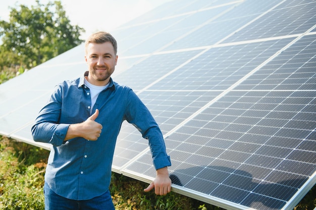 Elektrownia słoneczna Inżynier na tle paneli fotowoltaicznych Nauka energetyka słoneczna