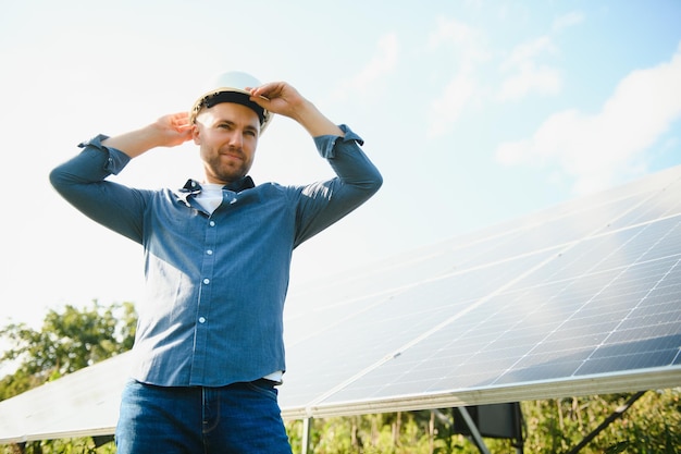 Elektrownia Słoneczna Inżynier Na Tle Paneli Fotowoltaicznych Nauka Energetyka Słoneczna