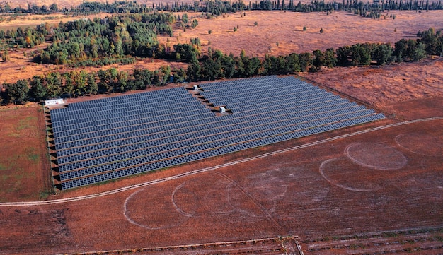 Elektrownia słoneczna na polu z opaloną trawą