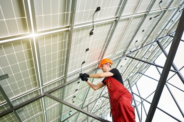 Elektrownia Słoneczna O Dużej Objętości Młody Mężczyzna W Jej Wnętrzu Tworzy System