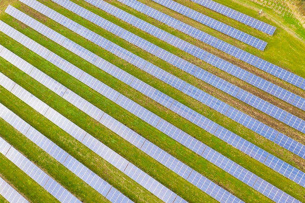 Elektrownia słoneczna Widok paneli słonecznych z lotu ptaka