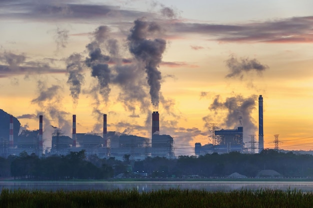 Elektrownia węglowa i para z komina w piękny poranek wśród gór i jezior