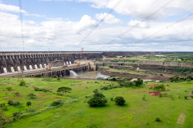 Elektrownia wodna Itaipu Binacional w Foz do Iguazu Brazylia na granicy z Paragwajem