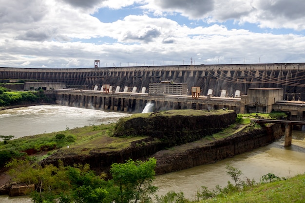 Elektrownia wodna Itaipu Binacional w Foz do Iguazu w Brazylii na granicy z Paragwajem