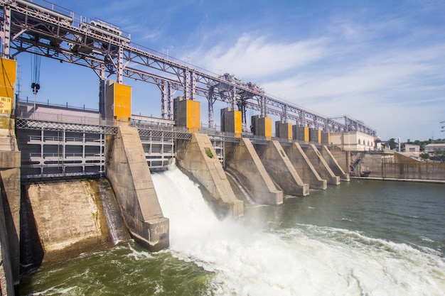 Elektrownia wodna na Dniestrze w Dubossary Mołdawia Elektrownia wodna niepracująca z powodu suszy i niskiego poziomu wody w rzece Nowy rodzaj prądu Eco