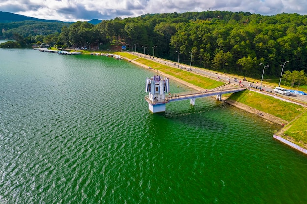 Zdjęcie elektrownia wodna na jeziorze tuyen lam, widok z lotu ptaka. to jezioro hydroelektryczne, które dostarcza energię