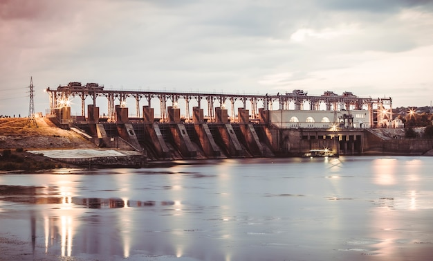 Elektrownia wodna na rzece o zachodzie słońca