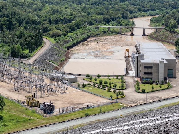 Elektrownia wodna w pobliżu dużej zapory ziemnej w dolinie