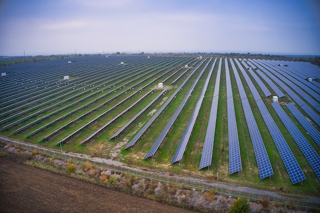 Elektrownia wykorzystująca odnawialną energię słoneczną. Strzał z lotu ptaka