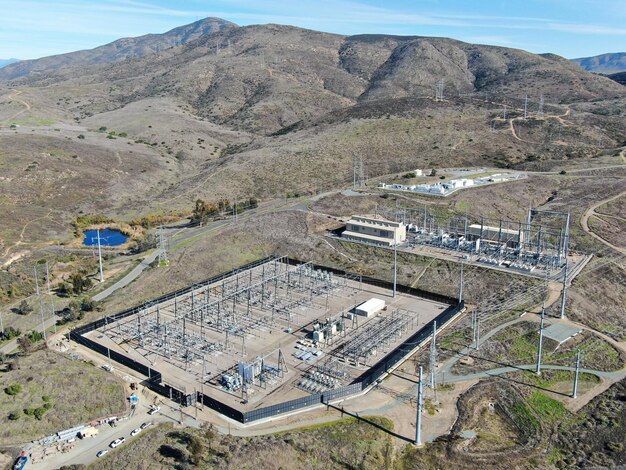 Elektrownia wysokiego napięcia z suchym górskim tłem, Kalifornia, USA