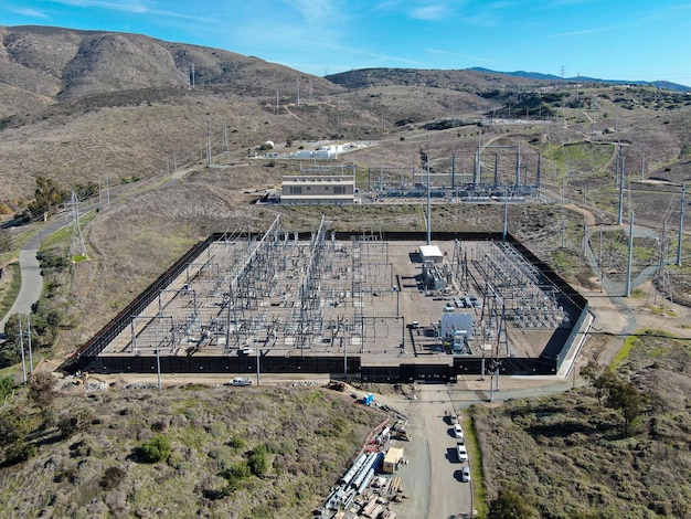 Elektrownia wysokiego napięcia z suchym górskim tłem, Kalifornia, USA